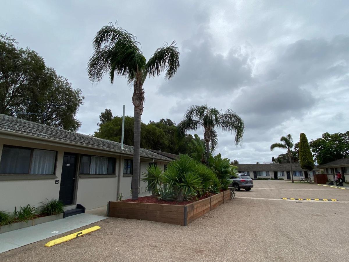 Hanging Rock Family Motel Batemans Bay Buitenkant foto